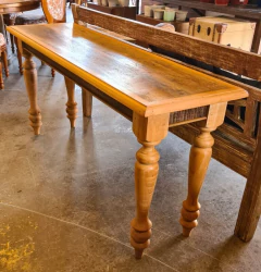 Aparador com pés torneados alto, feito de madeira de demolição pela Marcenaria Tiradentes, perfeito para decoração moderna ou rústica.