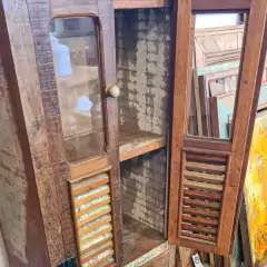 Armário Cristaleira de acabamento patinado, com portas de vidro e venezianas, destacando seu visual rústico e resistente.