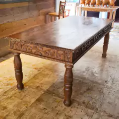 Mesa artesanal entalhada em madeira de demolição, ideal para cozinhas e salas de jantar espaçosas.