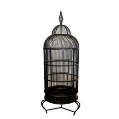 Gaiola decorativa pequena, perfeita para passarinhos ou como orquidário, com duas aberturas, representando o charme e a sustentabilidade da Marcenaria Tiradentes.