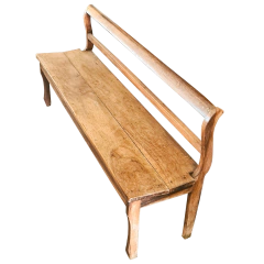 Banco artesanal com encosto torneado, feito em madeira de demolição, destacando a arte e a sustentabilidade da Marcenaria Tiradentes