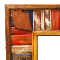 Moldura artesanal retangular em demolição com detalhes em mosaico multicolorido, ideal para valorizar ambientes sofisticados.