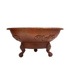 Lenheiro artesanal em ferro fundido da Marcenaria Tiradentes, ideal para decoração de alto padrão.