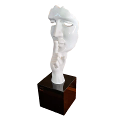 Escultura artesanal "Máscara Silêncio" em resina branca, perfeita para adicionar sofisticação à decoração do ambiente