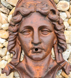 Escultura detalhada de Cara de Índia em ferro fundido da Marcenaria Tiradentes.