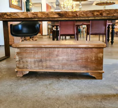 Baú rústico médio feito de madeira de assoalho de demolição, perfeito para decoração de ambientes amplos, disponível na Marcenaria Tiradentes.