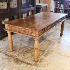 Mesa artesanal entalhada em madeira de demolição, ideal para cozinhas e salas de jantar espaçosas.