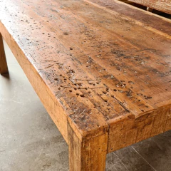 Mesa de Jantar Malhetada Antiga em Madeira de Demolição, design exclusivo da Marcenaria Tiradentes em Tiradentes/MG. Ideal para ambientes sofisticados e aconchegantes.