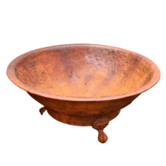 Lenheiro de ferro fundido da Marcenaria Tiradentes, exibindo detalhes intrincados e design artesanal, ideal para ambientes charmosos e sofisticados.