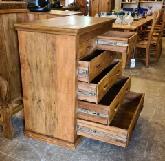 Cômoda de 6 gavetas em madeira de demolição com acabamento rústico, representando a durabilidade e autenticidade da Marcenaria Tiradentes.