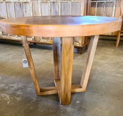 Mesa de jantar redonda em madeira de demolição, 1,10 diâmetro, design artesanal e acabamento de alto padrão da Marcenaria Tiradentes.