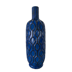 Jarro em cerâmica azul com detalhes em relevo preto, representando o artesanato sofisticado da Marcenaria Tiradentes.