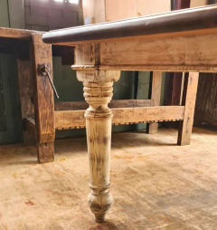 Mesa de Jantar Pés Torneados Pátina Branca e T. Bicolor 2,40 x 1,30 - Marcenaria Tiradentes - Móveis e Decoração Artesanais de alto padrão