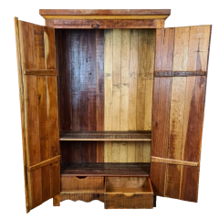 Armário Guarda Roupa Rústico feito de Madeira de Demolição, mostrando seu acabamento resistente e estética artesanal, disponível na Marcenaria Tiradentes.