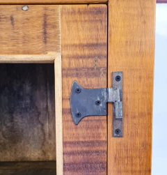 Armário Cristaleira rústico com duas portas de vidro e cinco vãos, feito em Madeira de Demolição, exclusividade da Marcenaria Tiradentes.