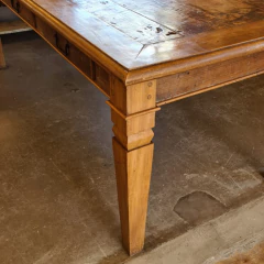 Mesa de Jantar de luxo com gavetas e pés diamantados, feita em madeira de demolição pela Marcenaria Tiradentes.