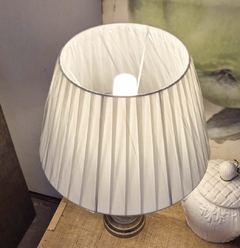 Abajur em Cerâmica Branco Flores, Pássaros e Borboletas com Cúpula - Marcenaria Tiradentes - Móveis e Decoração Artesanais de alto padrão