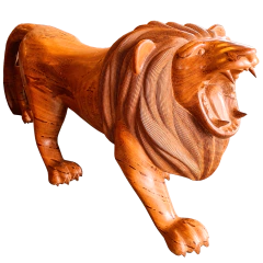 Linda escultura de leão com boca aberta, feita de Angelim Pedra, peça única da Marcenaria Tiradentes, ideal para decoração sofisticada