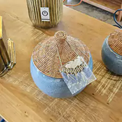 Vaso Penang em Cerâmica Azul com Tampa Art. e Couro c/ Pingente G - Marcenaria Tiradentes - Móveis e Decoração Artesanais de alto padrão