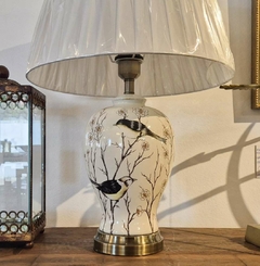 Abajur em Cerâmica Bege Flores com 4 Passarinhos, Base de Metal e Cúpula - Marcenaria Tiradentes - Móveis e Decoração Artesanais de alto padrão