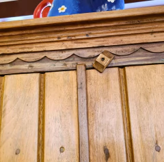 Guarda Roupa rústico de 2 gavetas internas e cabide em madeira de demolição, refletindo a qualidade e tradição da Marcenaria Tiradentes.