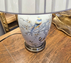 Abajur em Cerâmica Azul com Pássaros e Flores, Base de Metal e Cúpula - Marcenaria Tiradentes - Móveis e Decoração Artesanais de alto padrão