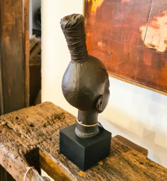 Busto de mulher com coque em resina marrom, artesanato de delicadeza única da Marcenaria Tiradentes.