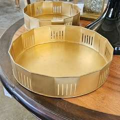 Bandeja Redonda de Metal Dourada Grande com Cortes - comprar online
