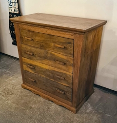 Cômoda rústica com 4 gavetas, feita em autêntica Madeira de Demolição, destacando a beleza e durabilidade da peça. Ideal para ambientes elegantes.