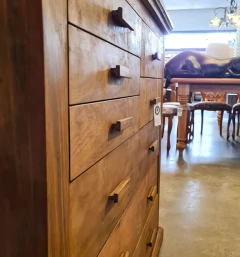 Cômoda rústica de 8 gavetas em madeira de demolição, com acabamento resistente e detalhes valorizando sua origem artesanal.