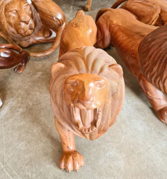 Linda escultura de leão com boca aberta, feita de Angelim Pedra, peça única da Marcenaria Tiradentes, ideal para decoração sofisticada