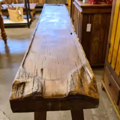 Queijeira antiga de fazenda em destaque, exemplificando o charme e estilo de produtos exclusivos da Marcenaria Tiradentes.