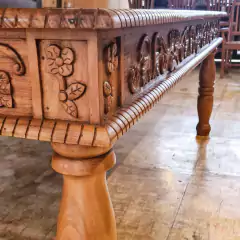Mesa artesanal entalhada em madeira de demolição, ideal para cozinhas e salas de jantar espaçosas.