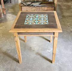 Mesa de Canto Quadrada com Azulejo em Demolição na internet