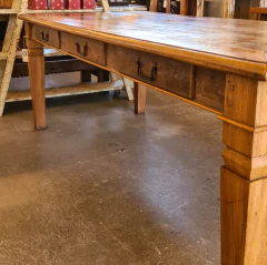 Mesa de Jantar de luxo com gavetas e pés diamantados, feita em madeira de demolição pela Marcenaria Tiradentes.