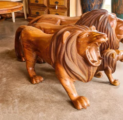 Linda escultura de leão com boca aberta, feita de Angelim Pedra, peça única da Marcenaria Tiradentes, ideal para decoração sofisticada