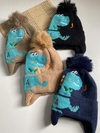 Touca Pompom Forrada Dino - comprar online