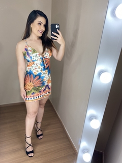 Vestido Curto Estampado D'SARRAZIN: Cores vibrantes, design moderno. Expressão perfeita de estilo, destacando sua vivacidade.