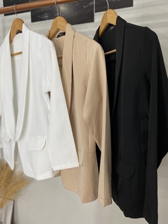 Blazer D'SARRAZIN: Corte impecável, estilo versátil. Essencial para um guarda-roupa elegante, destacando sua confiança.