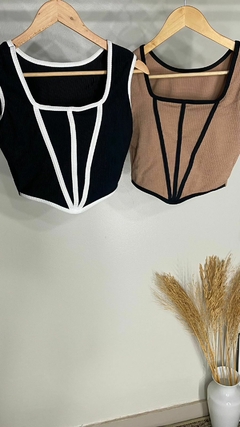 Cropped com Bojo D'SARRAZIN: Elegância e Conforto em Cada Detalhe. Destaque sua feminilidade com nosso exclusivo Cropped com Bojo. Perfeito para looks modernos e autênticos.