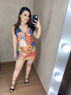 Vestido Curto Estampado D'SARRAZIN: Cores vibrantes, design moderno. Expressão perfeita de estilo, destacando sua vivacidade.