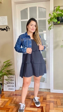 Jaqueta Jeans D'SARRAZIN: Design atemporal com toque moderno. Perfeita para looks descontraídos, destacando sua atitude casual