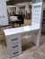 mesa e expositor simples acoplado