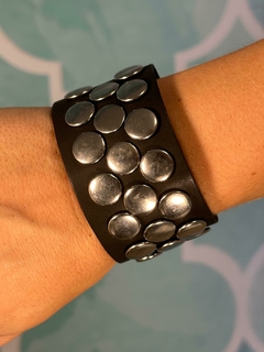 Pulsera de cuero con tachas