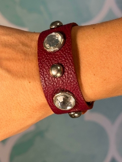 Pulsera de cuero tachas y cristales bordó