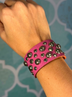 Pulsera de cuero tachas rosa