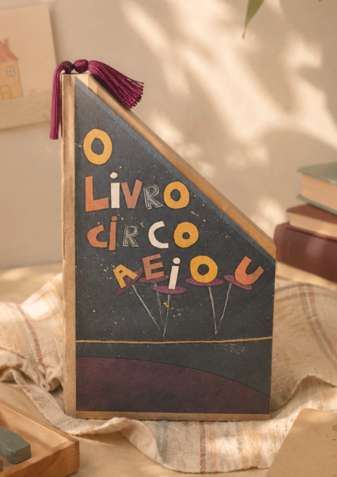 O livro-circo AEIOU