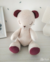 Encante-se com este adorável ursinho que se tornará o melhor amigo do seu pequeno! O Urso Peti Petá é a combinação perfeita de conforto e diversão, ideal para as horas de brincadeira e sono.