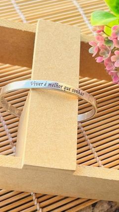 BRACELETE PERSONALIZADO - "VIVER É MELHOR QUE SONHAR"