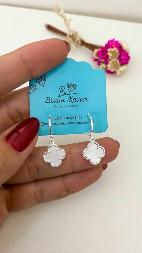 Brinco argola Trevo white